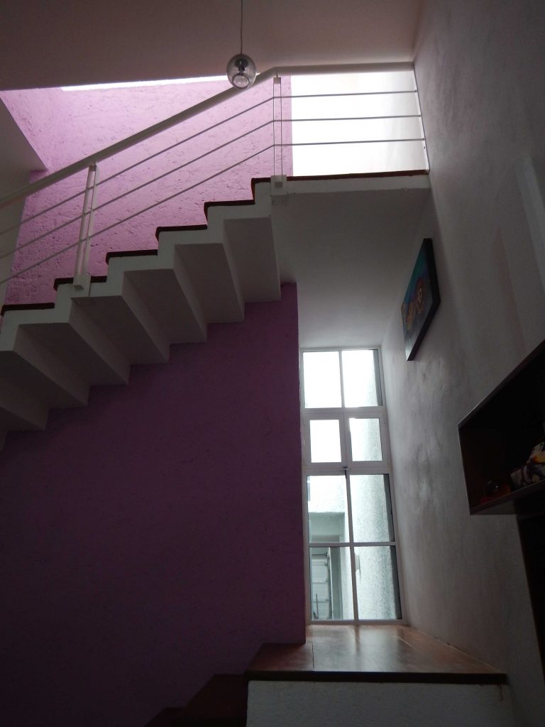 Arquitectura FACCA — escalera volada con doble altura